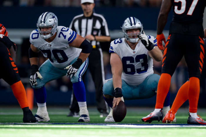 Zack Martin and Tyler Biadasz before the snap in a Cowboys-Bengals game
